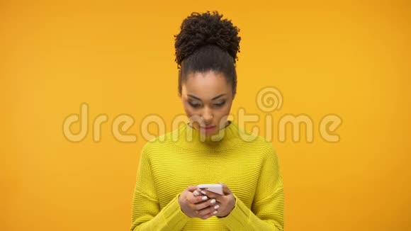 美国黑人妇女使用智能手机对接受工作电子邮件感到兴奋视频的预览图