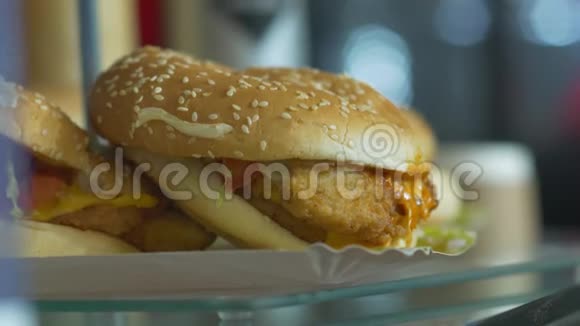 便宜的快餐汉堡视频的预览图