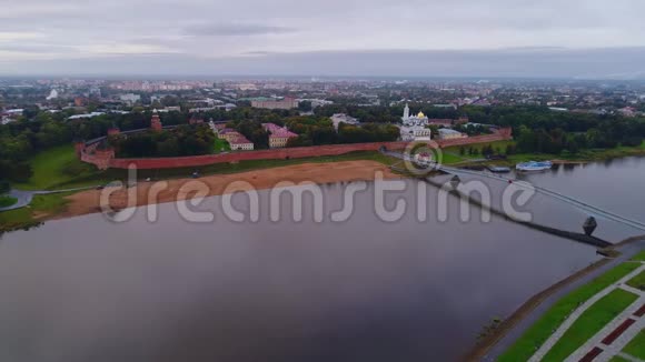 观看克里姆林宫的大威诺夫哥罗德九月上午空中视频俄罗斯视频的预览图