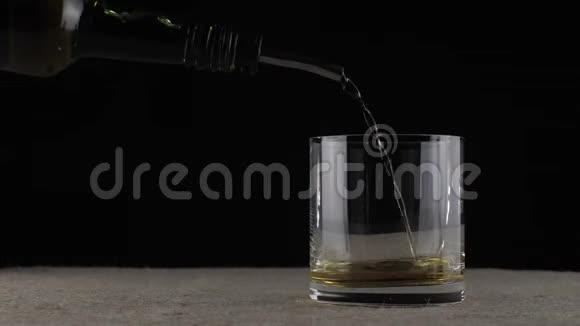 威士忌倒在玻璃杯里视频的预览图