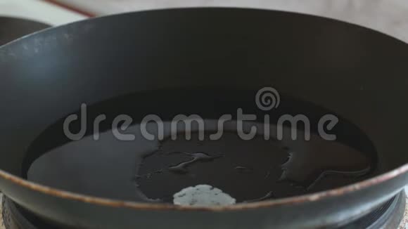 3个鸡蛋碎成煎锅视频的预览图