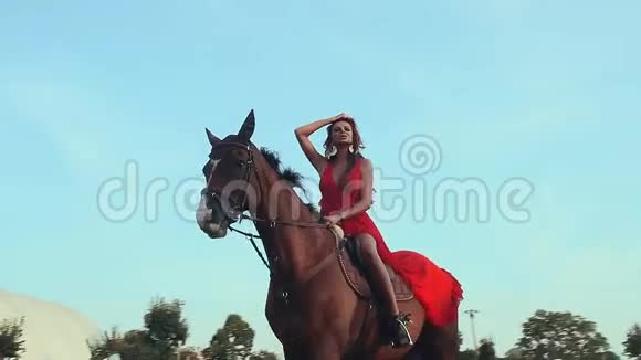骑马的女孩视频的预览图
