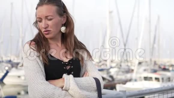 美丽的女人站在游艇停车场的码头上视频的预览图