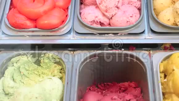 在商店的冰箱里陈列着五颜六色的美味冰淇淋视频的预览图