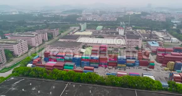 飞越一个大仓库和运输集装箱大型仓库可俯瞰海运集装箱视频的预览图