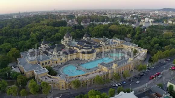 布达佩斯热浴的空中视频视频的预览图