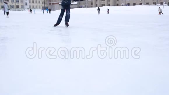 冰鞋的刀刃划破了冰冰球运动员在冰上刹车曲棍球冰鞋的特写视频的预览图