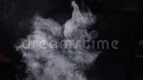 黑烟从底部向上黑色背景白色蒸气升起来做饭时烟味浓慢动作高清高清视频的预览图