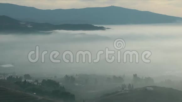 海雾和山脉视频的预览图