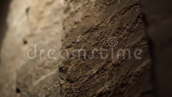 天然岩石墙采光原始阁楼风格材料视频的预览图