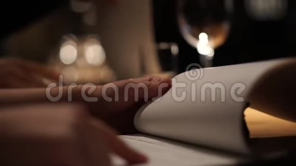 豪华高级餐厅提供手把手挑选和翻转菜单视频的预览图