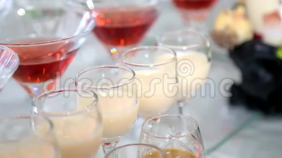 桌上的彩色鸡尾酒自助餐桌上的酒精饮料各色鸡尾酒的美丽线条视频的预览图