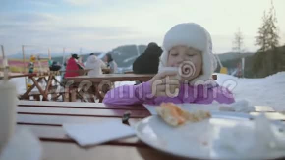 那个女孩正在吃午饭雪山中央的快乐女孩寒假视频的预览图