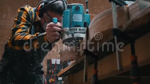 木工行业木工打磨木制细节锯末从细节中掉下来视频的预览图