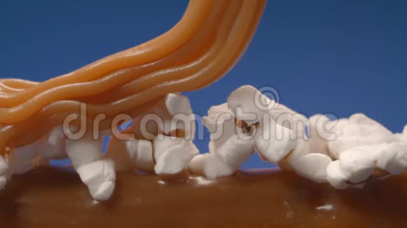 咸焦糖被添加到爆米花上面的糕点烹饪完美的ECLair甜的焦糖糕点由视频的预览图