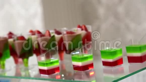 背景是五颜六色的蛋糕和甜点里面有新鲜的水果视频的预览图