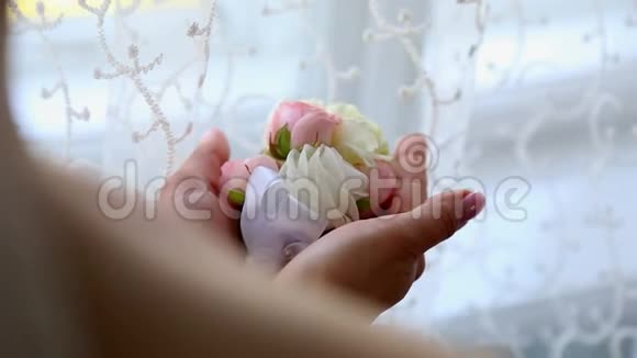 婚礼当天新娘从粉红色和白色玫瑰中取出布托尼埃视频的预览图