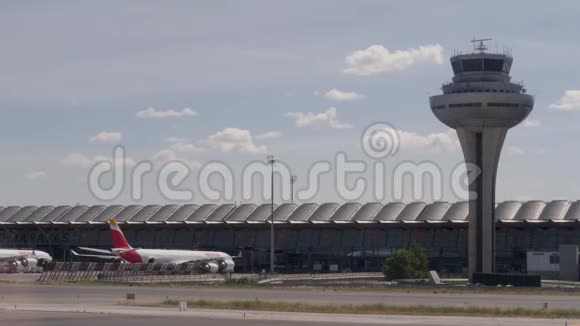 4k在马德里巴拉哈斯阿道夫苏阿雷斯机场的登机口和空中交通管制塔关闭伊比利亚飞机视频的预览图