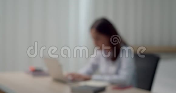年轻女性在手提电脑和智能手机上工作视频的预览图