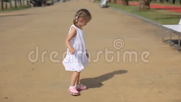 阳光明媚的一天一个小女孩沿着小路跑视频的预览图