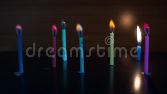 彩色蜡烛在时间流逝中燃烧视频的预览图