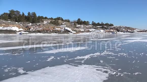 位于汉科半岛海岸外的冰冻芬兰海湾上的冰芬兰视频的预览图
