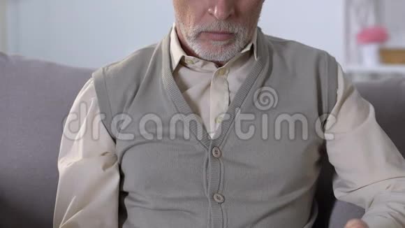 沮丧的老年鳏夫拥抱照片思念和回忆妻子抑郁视频的预览图