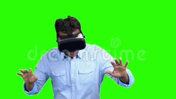 年轻害怕的人戴着虚拟现实眼镜视频的预览图