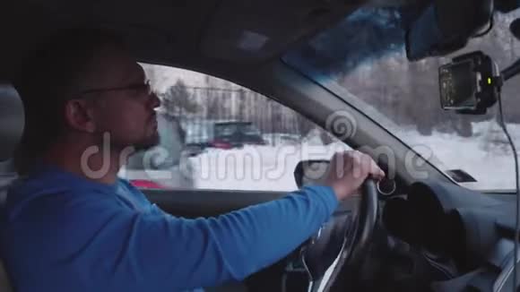 男子司机在城市高速行驶然后停车并解开安全带视频的预览图