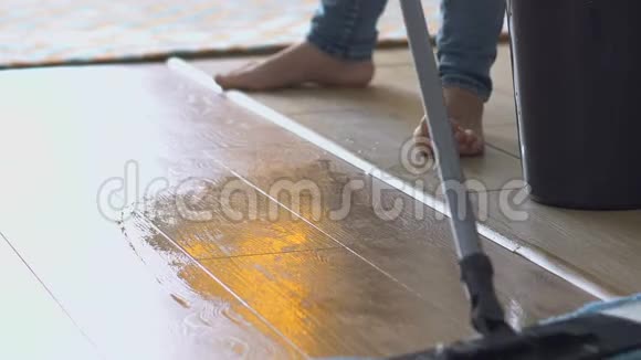 女性用水和拭子清洁地板家庭日常生活卫生视频的预览图
