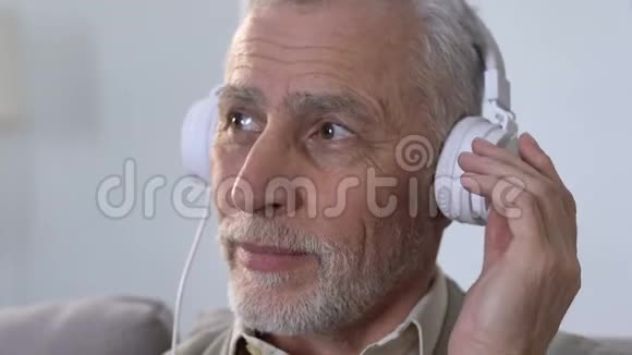 老年男性听音乐有节奏现代风格视频的预览图