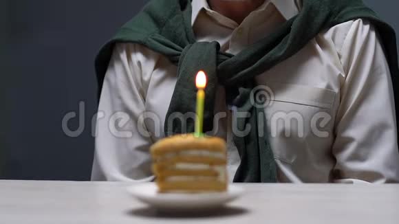 愤怒的老人独自坐着桌上放着生日蛋糕被家人抛弃了视频的预览图