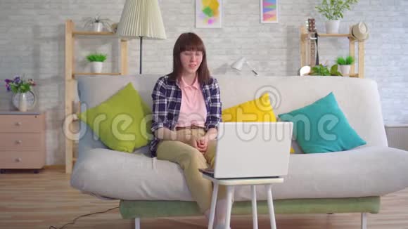 一个戴眼镜的年轻女子用聋人的语言在网上交流视频的预览图