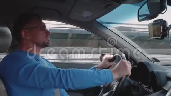 白色司机驾驶汽车高速行驶外观轻松视频的预览图