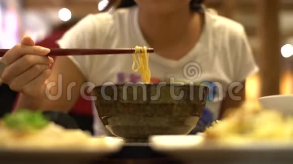 4K亚洲女人用棍子吃牛肉面餐馆中餐视频的预览图