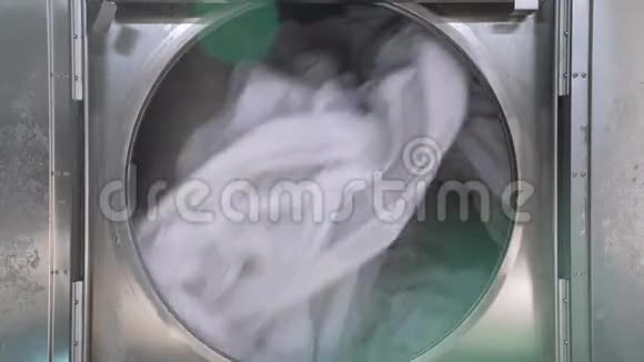 工业烘干机视频正在烘干大量纺织品视频的预览图
