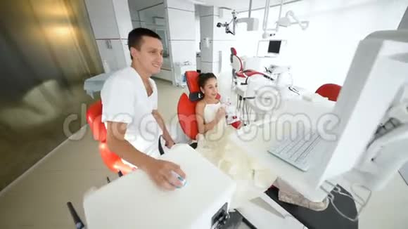 一位戴红牙椅的女婴在牙科医生接待处视频的预览图