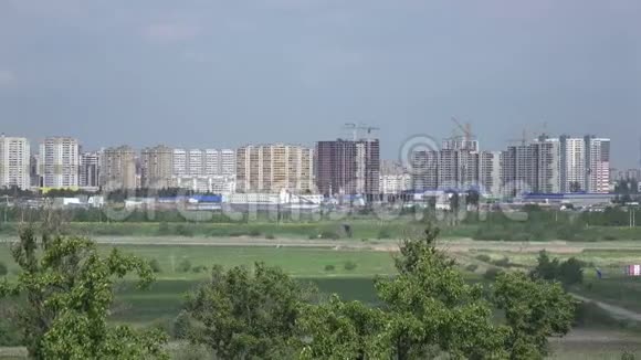 对圣彼得堡与普尔科夫斯基高地的新建筑和工业区的全景视频的预览图