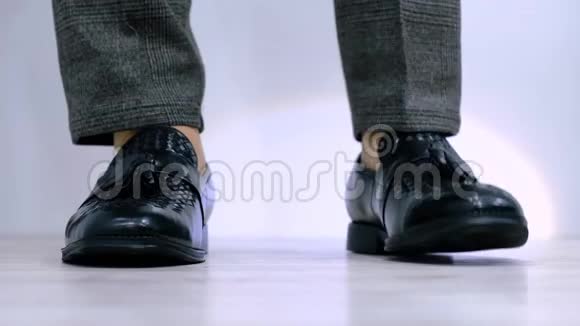 男性白种人站在一边穿着新时尚鞋视频的预览图
