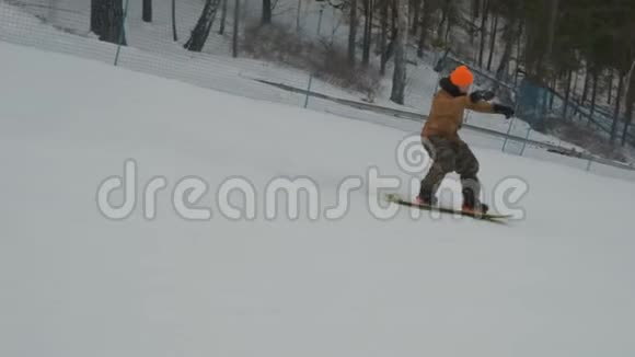一个人在山下滑雪视频的预览图
