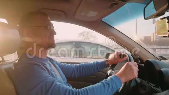 司机在交通堵塞中停车行人在禁止的地方过马路背光冬天莫斯科日落视频的预览图