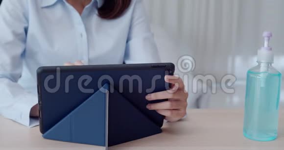 年轻女子用平板电脑擦手视频的预览图