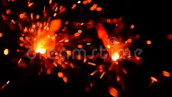 两盏明亮的孟加拉灯在黑色背景特写镜头上燃烧视频的预览图