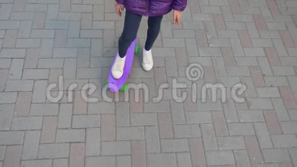 小女孩在街上滑滑板视频的预览图