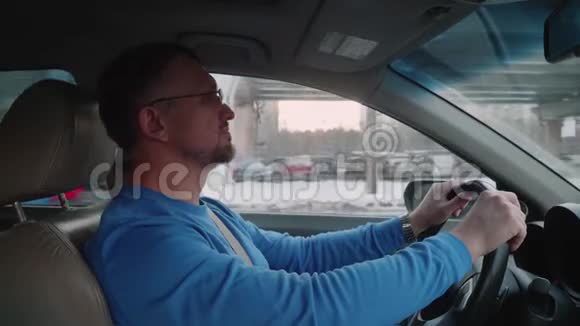 司机在交通堵塞中停车耐心等待视频的预览图