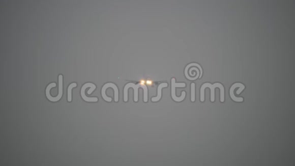 一架飞机在阴沉的天空中飞行视频的预览图