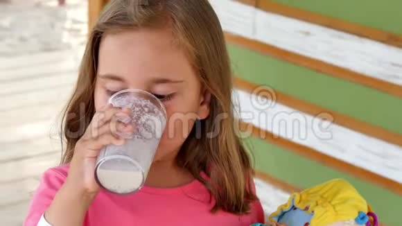 一个小女孩喝香草牛奶鸡尾酒视频的预览图