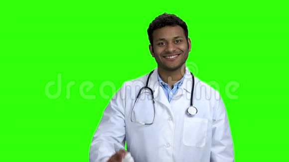 年轻的微笑医生推荐药丸视频的预览图