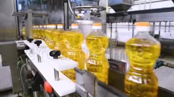 葵花油在生产线上移动视频的预览图