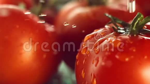 一滴水落在成熟的番茄上视频的预览图